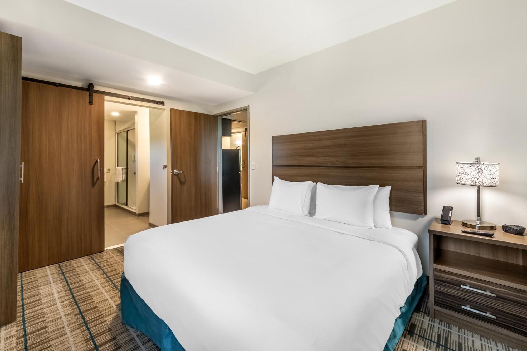 One Bedroom Suite with Sofa bed - Roll-In Shower - Disability Access/Non Smoking